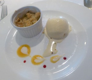 Stachelbeerenragout mit Butterstreusel und Honigeiscreme