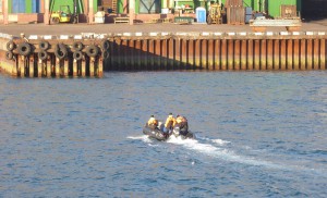 Expeditionsleiter und Matrosen
