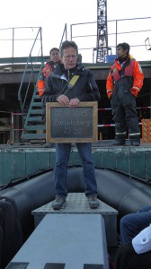 Expeditionsleiter Ha-Jo mit seiner Tafel