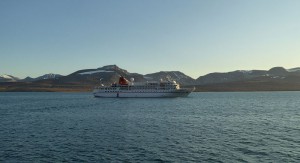 MS Bremen vor Barentsburg