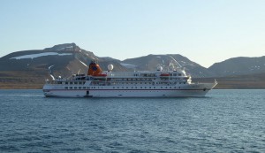 MS Bremen vor Barentsburg