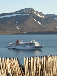 MS Bremen vor Barentsburg