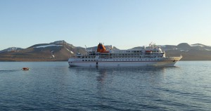 MS Bremen vor Barentsburg