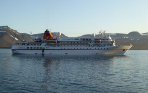 MS Bremen vor Barentsburg