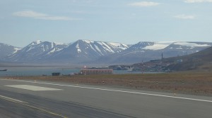 Blick vom Flughafen nach Longyearbyen