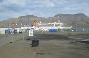 MS Bremen im Hafen von Longyearbyen