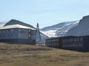 Blick zum Gletscher mit internationaler Hotellerie