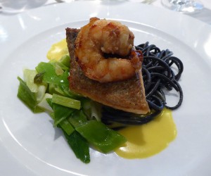 Gebratenes Lachssteak und gegrillte Garnele