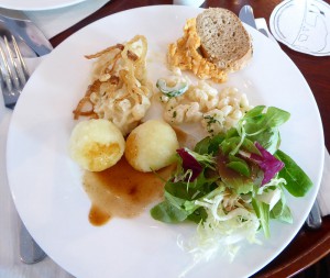 mein Teller mit Kässpätzle, Knödel und Salat