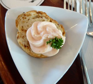 Zwiebelbaguette mit Lachscreme