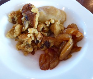 Kaiserschmarrn mit Apfelmus und Zwetschgen