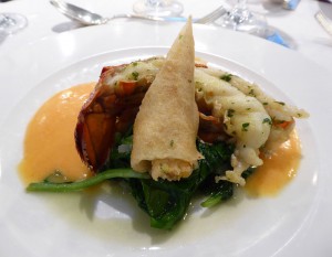 in Kräuterbutter gebratener halber Hummer mit Krebsfleisch-Frühlingsrolle