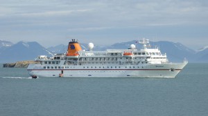 MS Bremen im Trygghamna Fjord