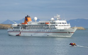MS Bremen im Trygghamna Fjord