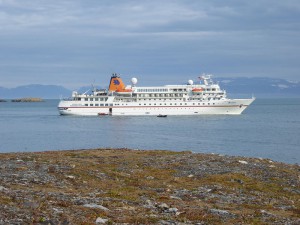 MS Bremen im Trygghamna Fjord
