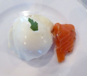 poschiertes Ei mit Lachs
