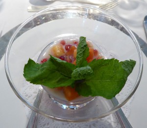 Cocktail von Papaya und Granatapfel