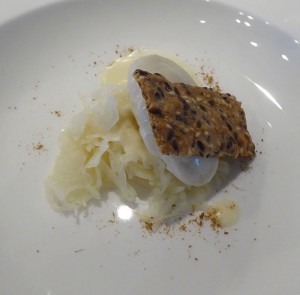 Fiskeböller auf mariniertem Weißkraut