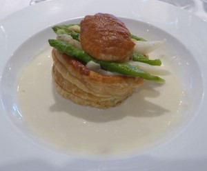 Königin Pastetchen mit getrüffeltem Spargelragout
