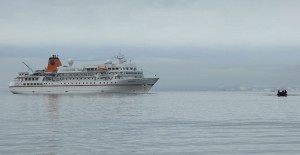 MS Bremen in der Palanderbukta