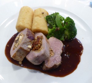 Schweinefilet gefüllt mit Fetakäse, Oliven und getrockneten Tomaten