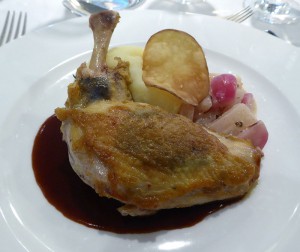 Oliventapenade gefüllte Perlhuhnbrust