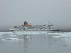 MS Bremen vor dem Samarinbreen