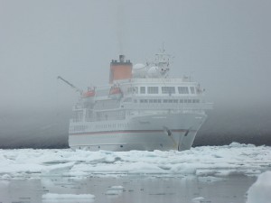 MS Bremen vor dem Samarinbreen
