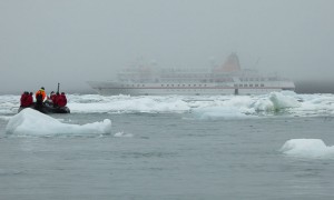 MS Bremen vor dem Samarinbreen