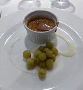 Creme Brûlee von der karamellisierten Walnuss