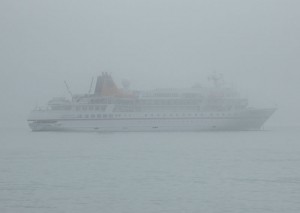MS Bremen im Nebel