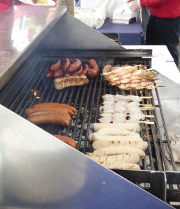 Würstl und Garnelenspieße vom Grill