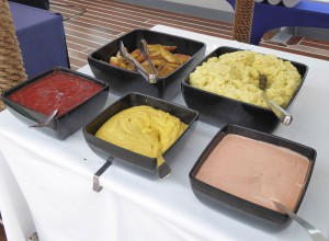 Kartoffelsalat, Knoblauchbrot und Saucen