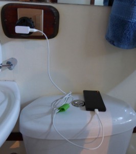 Handy laden im Bad