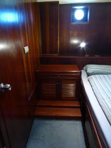 Kommode links vom Bett