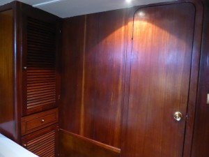 Schrank vor dem Bett
