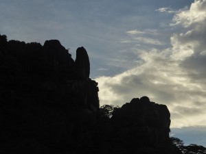 noch ein letzter Blick auf die Granitfelsen am Flughafen