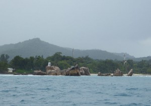 Felsen vor La Digue im Regen