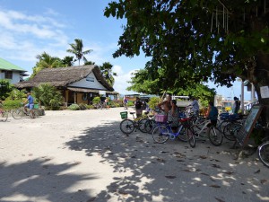 rechts das Tourismusbüro