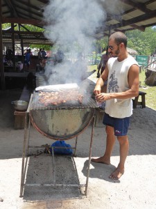 Crew beim Grillen