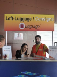 Stand vor dem Terminal im Hafen