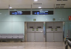 Weg suchen im Flughafen