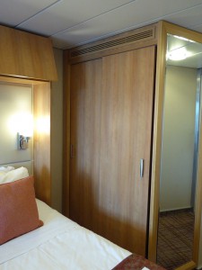 Spiegel und Kleiderschrank