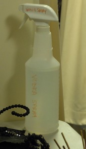 Vodka Spray (halb Vodka, halb Wasser) zur Desodorierung der Kostüme