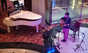Liv und Joe im Grand Foyer