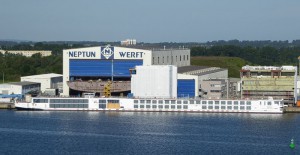 Neptun Werft mit Viking Longship und einem Segement der Norwegian Joy