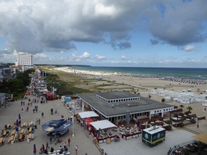 Strandpromenade mit Blick zum Hotel Neptun