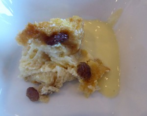 Breadpudding mit Vanillesauce