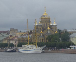 Blick auf eine orthodoxe Kirche vom Bus aus