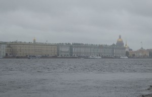 Blick zur anderen Newa-Seite im Regen